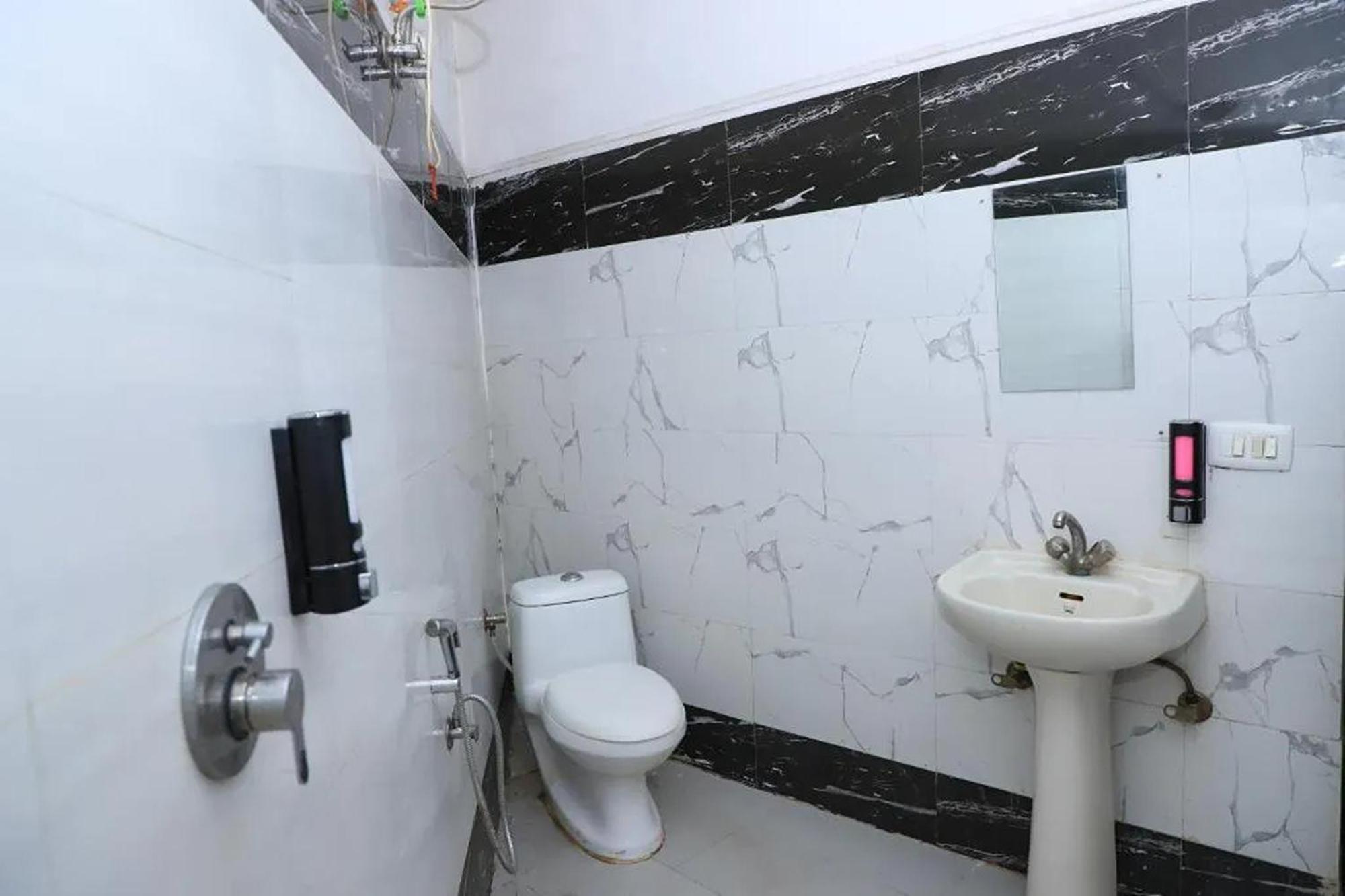 Hotel Global Inn By Quality Inn New Delhi Exterior photo